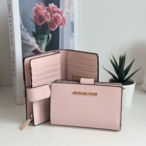 JuzBeauty_JuzBeautyMalaysia_JuzPretty_Authentic_Kbeauty_Malaysia_Skin_Care_Cosmetics_Jbeauty_Health_Care_korean_streetwear_US_Luxury_MICHAEL KORS 35F7GTVF2L Medium Crossgrain Leather Wallet In Powder Blush 女款钱包2