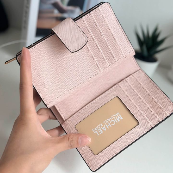 JuzBeauty_JuzBeautyMalaysia_JuzPretty_Authentic_Kbeauty_Malaysia_Skin_Care_Cosmetics_Jbeauty_Health_Care_korean_streetwear_US_Luxury_MICHAEL KORS 35F7GTVF2L Medium Crossgrain Leather Wallet In Powder Blush 女款钱包1