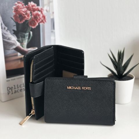 JuzBeauty_JuzBeautyMalaysia_JuzPretty_Authentic_Kbeauty_Malaysia_Skin_Care_Cosmetics_Jbeauty_Health_Care_korean_streetwear_US_Luxury_MICHAEL KORS 35F7GTVF2L Medium Crossgrain Leather Wallet In Black 女款钱包2