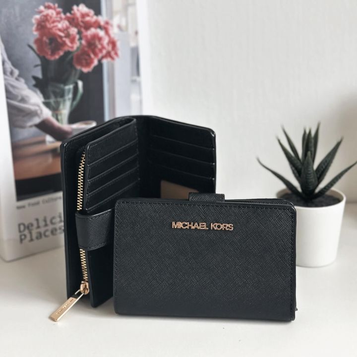 JuzBeauty_JuzBeautyMalaysia_JuzPretty_Authentic_Kbeauty_Malaysia_Skin_Care_Cosmetics_Jbeauty_Health_Care_korean_streetwear_US_Luxury_MICHAEL KORS 35F7GTVF2L Medium Crossgrain Leather Wallet In Black 女款钱包2