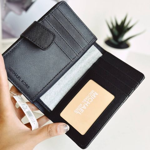 JuzBeauty_JuzBeautyMalaysia_JuzPretty_Authentic_Kbeauty_Malaysia_Skin_Care_Cosmetics_Jbeauty_Health_Care_korean_streetwear_US_Luxury_MICHAEL KORS 35F7GTVF2L Medium Crossgrain Leather Wallet In Black 女款钱包1