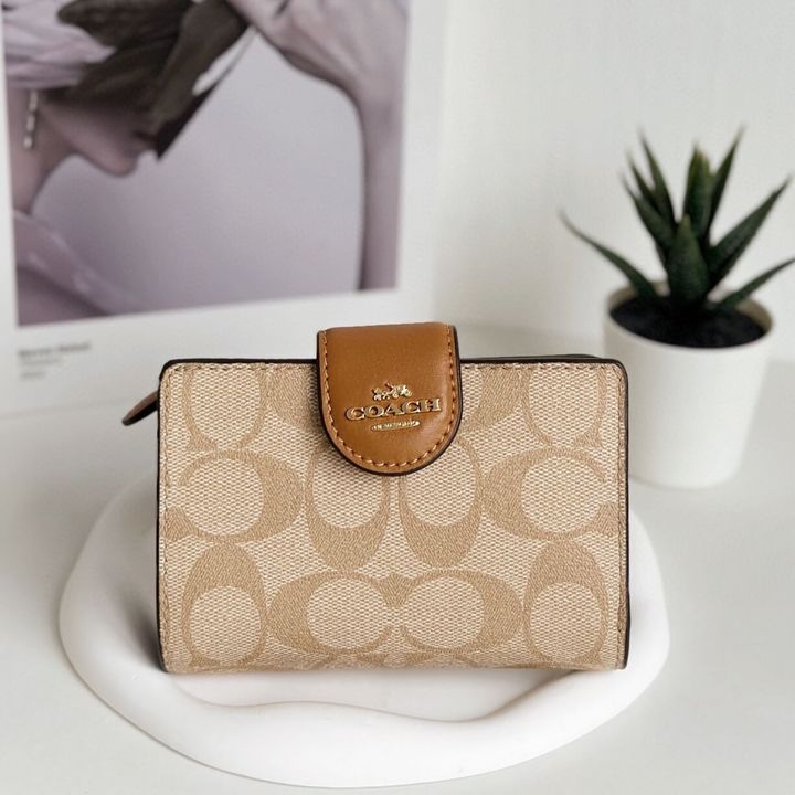 JuzBeauty_JuzBeautyMalaysia_JuzPretty_Authentic_Kbeauty_Malaysia_Skin_Care_Cosmetics_Jbeauty_Health_Care_korean_streetwear_US_Luxury_COACH C0082 Sig Medium Corner Zip In Lt Khaki Lt Saddle 女款钱包3