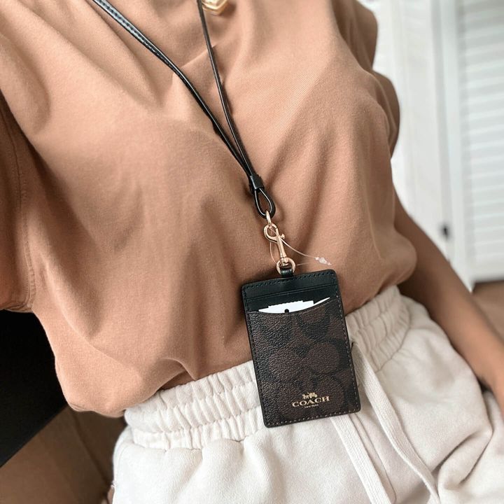 JuzBeauty_JuzBeautyMalaysia_JuzPretty_Authentic_Kbeauty_Malaysia_Skin_Care_Cosmetics_Jbeauty_Health_Care_korean_streetwear_US_Luxury_COACH F63274 ID Lanyard In Signature Canvas In Dark Brown 挂绳2
