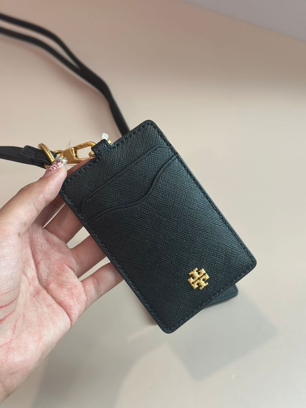 JuzBeauty_JuzBeautyMalaysia_JuzPretty_Authentic_Kbeauty_Malaysia_Skin_Care_Cosmetics_Jbeauty_Health_Care_korean_streetwear_US_Luxury_TORY BURCH 136584 0522 Emerson Lanyard In Black 挂绳1.jpg