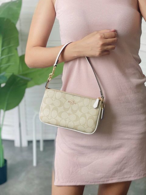 JuzBeauty_JuzBeautyMalaysia_JuzPretty_Authentic_Kbeauty_Malaysia_Skin_Care_Cosmetics_Jbeauty_Health_Care_korean_streetwear_US_Luxury_COACH CS442 Nolita 19 In Signature Canvas In Light Khaki 麻将包3