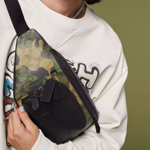 JuzBeauty_JuzBeautyMalaysia_JuzPretty_Authentic_Kbeauty_Malaysia_Skin_Care_Cosmetics_Jbeauty_Health_Care_korean_streetwear_US_Luxury_COACH CM184 Track Belt Bag In Signature Canvas With Camo Print In Green Multi 男士胸包1