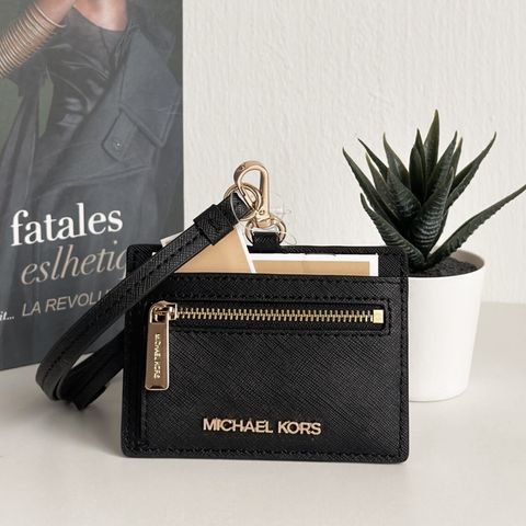 JuzBeauty_JuzBeautyMalaysia_JuzPretty_Authentic_Kbeauty_Malaysia_Skin_Care_Cosmetics_Jbeauty_Health_Care_korean_streetwear_US_Luxury_MICHAEL KORS 35S3GTVD3L Jet Set Travel Saffiano Leather Card Case Lanyard In Black 卡包1