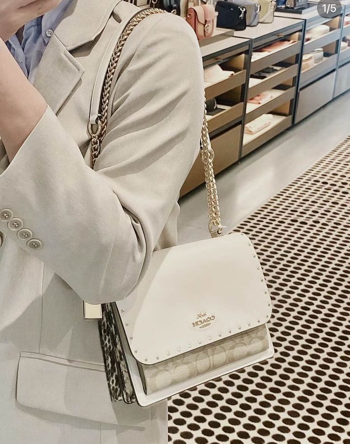 JuzBeauty_JuzBeautyMalaysia_JuzPretty_Authentic_Kbeauty_Malaysia_Skin_Care_Cosmetics_Jbeauty_Health_Care_korean_streetwear_US_Luxury_COACH 90400 Klare Crossbody Sig Canvas With Rivets In Light Khaki Multi 风琴斜挎包1