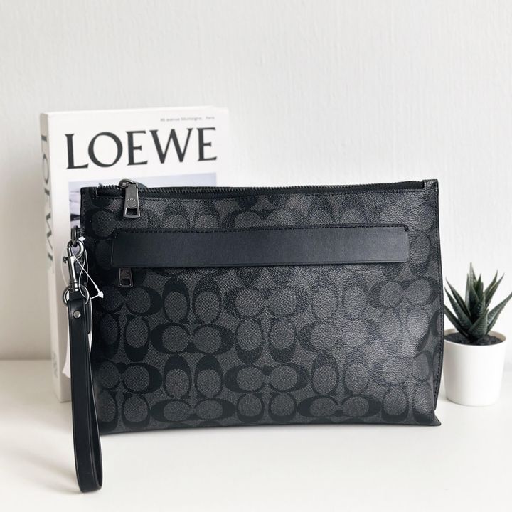 JuzBeauty_JuzBeautyMalaysia_JuzPretty_Authentic_Kbeauty_Malaysia_Skin_Care_Cosmetics_Jbeauty_Health_Care_korean_streetwear_US_Luxury_COACH F29508 Carryall Pouch In Signature Canvas In Charcoal Black 男款手拿包2