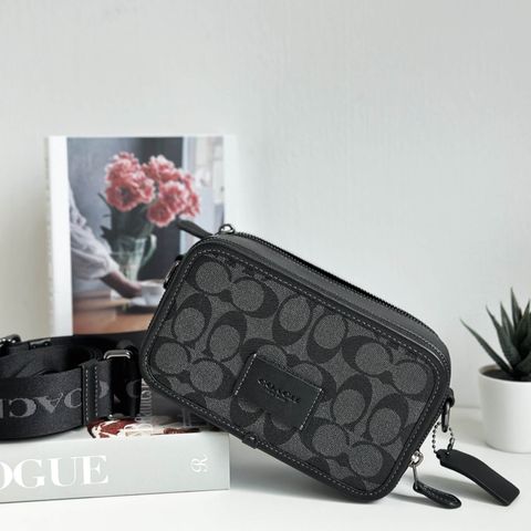 JuzBeauty_JuzBeautyMalaysia_JuzPretty_Authentic_Kbeauty_Malaysia_Skin_Care_Cosmetics_Jbeauty_Health_Care_korean_streetwear_US_Luxury_COACH CM109 Wyatt Crossbody In Signature Canvas In Charcoal Black 男款相机包1