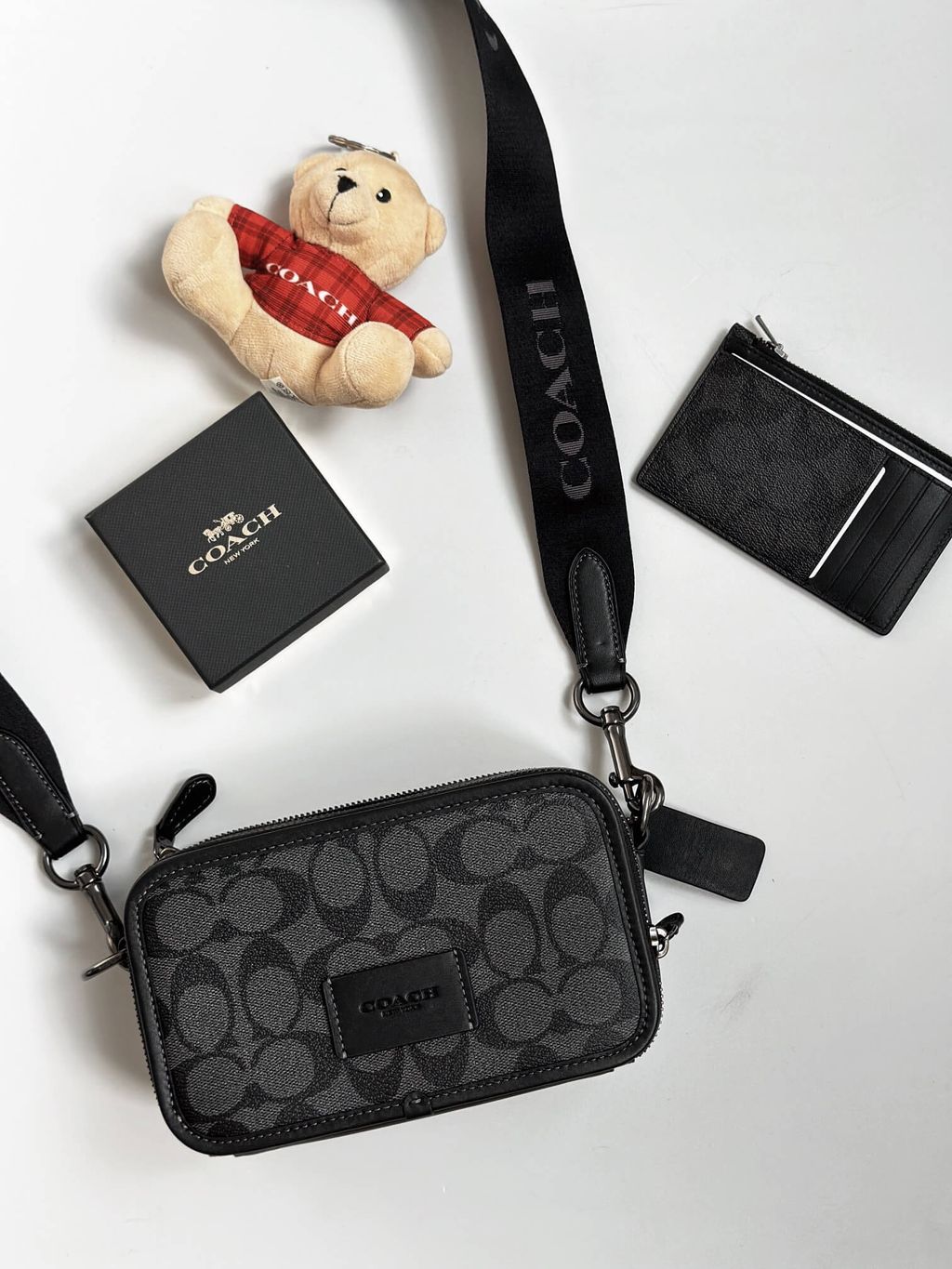 JuzBeauty_JuzBeautyMalaysia_JuzPretty_Authentic_Kbeauty_Malaysia_Skin_Care_Cosmetics_Jbeauty_Health_Care_korean_streetwear_US_Luxury_COACH CM109 Wyatt Crossbody In Signature Canvas In Charcoal Black 男款相机包4