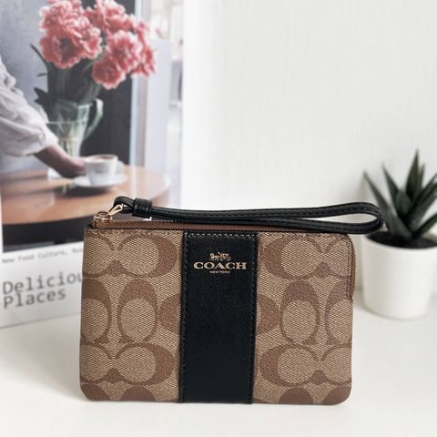 JuzBeauty_JuzBeautyMalaysia_JuzPretty_Authentic_Kbeauty_Malaysia_Skin_Care_Cosmetics_Jbeauty_Health_Care_korean_streetwear_US_Luxury_COACH F58035 Corner Zip Wristlet In Signature Coated Canvas In Khaki Black 手拿包1