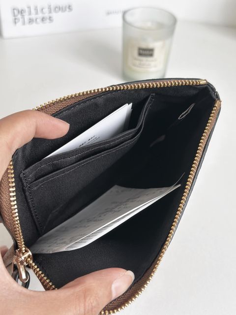 JuzBeauty_JuzBeautyMalaysia_JuzPretty_Authentic_Kbeauty_Malaysia_Skin_Care_Cosmetics_Jbeauty_Health_Care_korean_streetwear_US_Luxury_COACH F58035 Corner Zip Wristlet In Signature Coated Canvas In Khaki Black 手拿包2.jpg