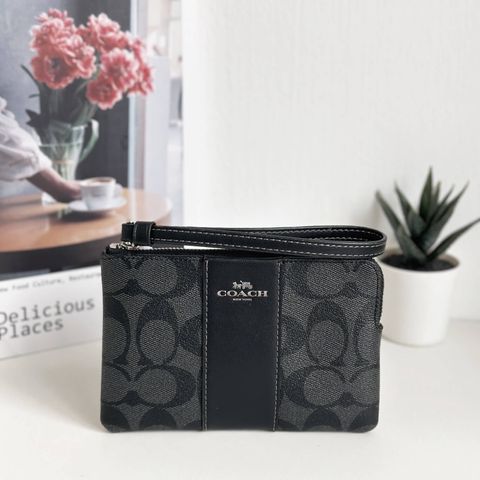 JuzBeauty_JuzBeautyMalaysia_JuzPretty_Authentic_Kbeauty_Malaysia_Skin_Care_Cosmetics_Jbeauty_Health_Care_korean_streetwear_US_Luxury_COACH CS602 Corner Zip Wristlet In Signature Canvas In Sv Graphite Black 手拿包1