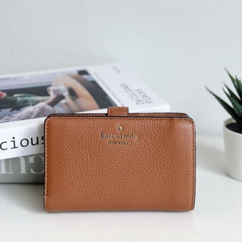 JuzBeauty_JuzBeautyMalaysia_JuzPretty_Authentic_Kbeauty_Malaysia_Skin_Care_Cosmetics_Jbeauty_Health_Care_korean_streetwear_US_Luxury_KATE SPADE WLR00394 Leila Medium Compartment Bifold Wallet Brown 女款钱包1
