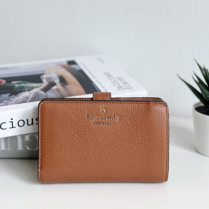 JuzBeauty_JuzBeautyMalaysia_JuzPretty_Authentic_Kbeauty_Malaysia_Skin_Care_Cosmetics_Jbeauty_Health_Care_korean_streetwear_US_Luxury_KATE SPADE WLR00394 Leila Medium Compartment Bifold Wallet Brown 女款钱包1