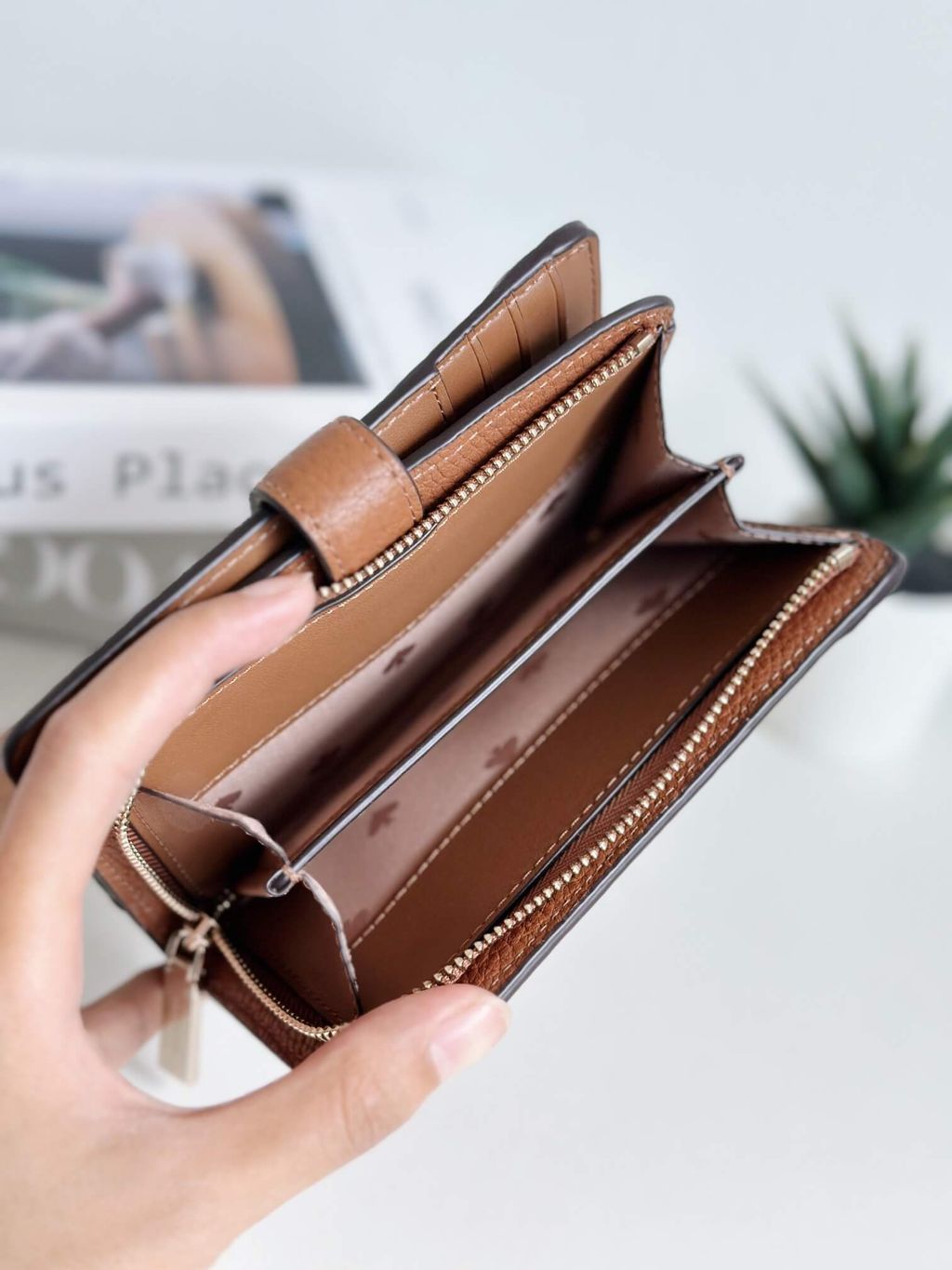 JuzBeauty_JuzBeautyMalaysia_JuzPretty_Authentic_Kbeauty_Malaysia_Skin_Care_Cosmetics_Jbeauty_Health_Care_korean_streetwear_US_Luxury_KATE SPADE WLR00394 Leila Medium Compartment Bifold Wallet Brown 女款钱包3.jpg