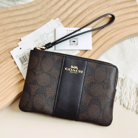JuzBeauty_JuzBeautyMalaysia_JuzPretty_Authentic_Kbeauty_Malaysia_Skin_Care_Cosmetics_Jbeauty_Health_Care_korean_streetwear_US_Luxury_COACH F58035 Corner Zip Wristlet In Signature Canvas Brown Black 手拿包1