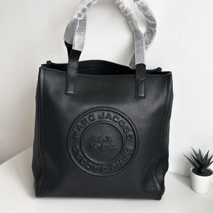 JuzBeauty_JuzBeautyMalaysia_JuzPretty_Authentic_Kbeauty_Malaysia_Skin_Care_Cosmetics_Jbeauty_Health_Care_korean_streetwear_US_Luxury_MARC JACOBS H051L01FA21-001 Signature Leather Tote Bag In Black 托特包1