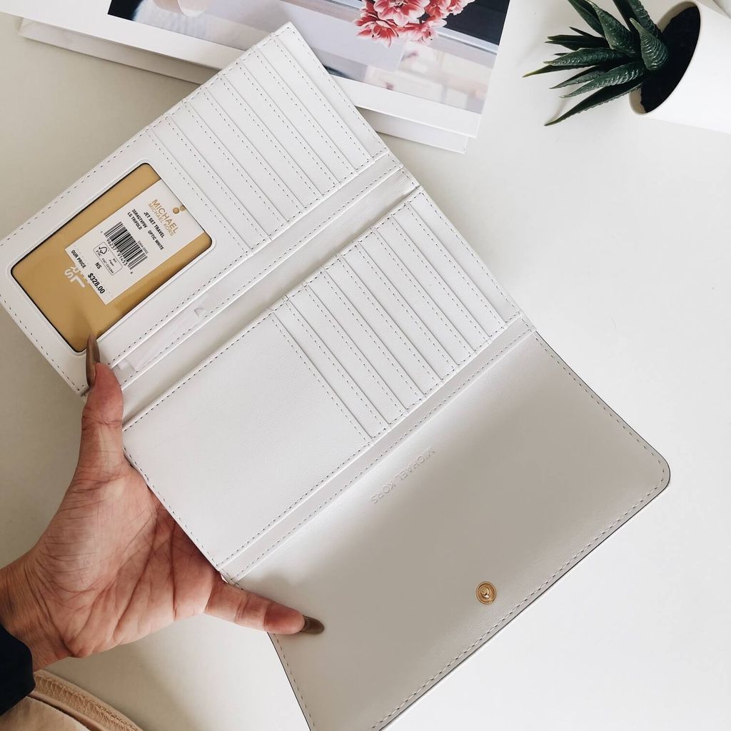 JuzBeauty_JuzBeautyMalaysia_JuzPretty_Authentic_Kbeauty_Malaysia_Skin_Care_Cosmetics_Jbeauty_Health_Care_korean_streetwear_US_Luxury_MICHAEL KORS 35R4GTVF9V Jet Set Travel Soft Quilted Leather Large Trifold Wallet In White 长钱包1