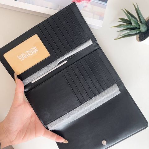 JuzBeauty_JuzBeautyMalaysia_JuzPretty_Authentic_Kbeauty_Malaysia_Skin_Care_Cosmetics_Jbeauty_Health_Care_korean_streetwear_US_Luxury_MICHAEL KORS 35R4STVF9V Jet Set Travel Soft Quilted Leather Large Trifold Wallet In Black 长钱包1