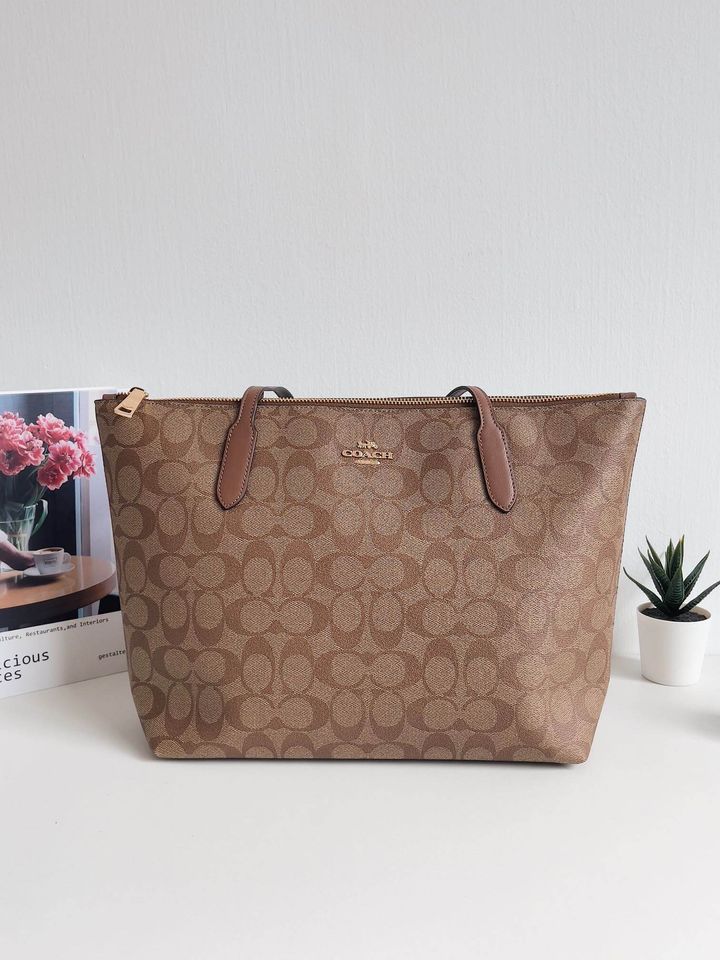 JuzBeauty_JuzBeautyMalaysia_JuzPretty_Authentic_Kbeauty_Malaysia_Skin_Care_Cosmetics_Jbeauty_Health_Care_korean_streetwear_US_Luxury_COACH 4455 Zip Top Tote In Signature Canvas In Khaki Saddle 托特包3