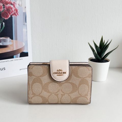 JuzBeauty_JuzBeautyMalaysia_JuzPretty_Authentic_Kbeauty_Malaysia_Skin_Care_Cosmetics_Jbeauty_Health_Care_korean_streetwear_US_Luxury_COACH C0082 Medium Corner Zip Wallet In Light Khaki Chalk 钱包1