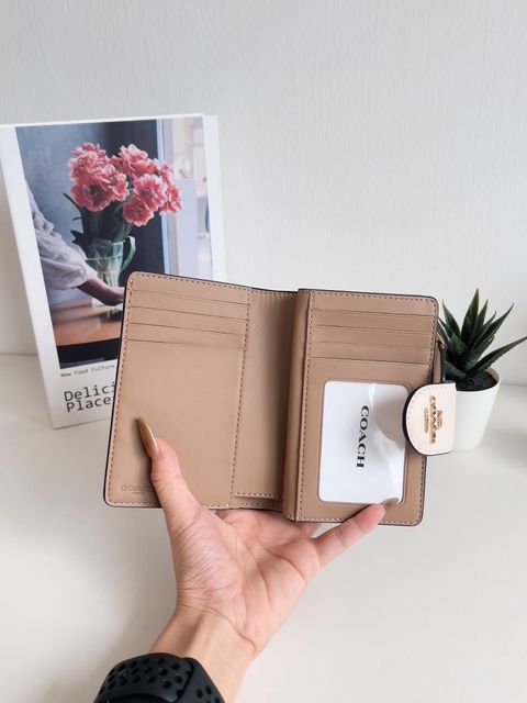JuzBeauty_JuzBeautyMalaysia_JuzPretty_Authentic_Kbeauty_Malaysia_Skin_Care_Cosmetics_Jbeauty_Health_Care_korean_streetwear_US_Luxury_COACH C0082 Medium Corner Zip Wallet In Light Khaki Chalk 钱包4