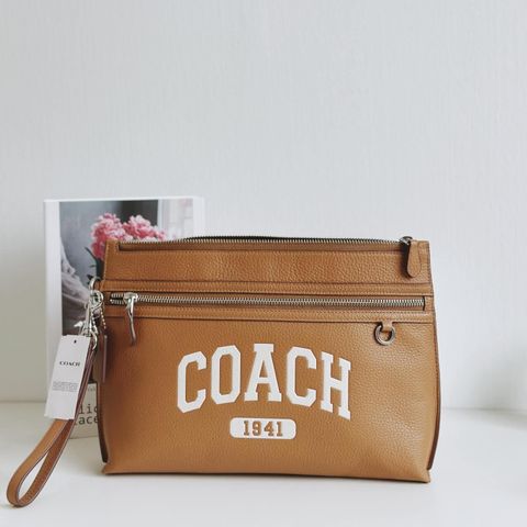 JuzBeauty_JuzBeautyMalaysia_JuzPretty_Authentic_Kbeauty_Malaysia_Skin_Care_Cosmetics_Jbeauty_Health_Care_korean_streetwear_US_Luxury_COACH CR355 Carry All Pouch With Varsity In Light Saddle 男款手拿包1