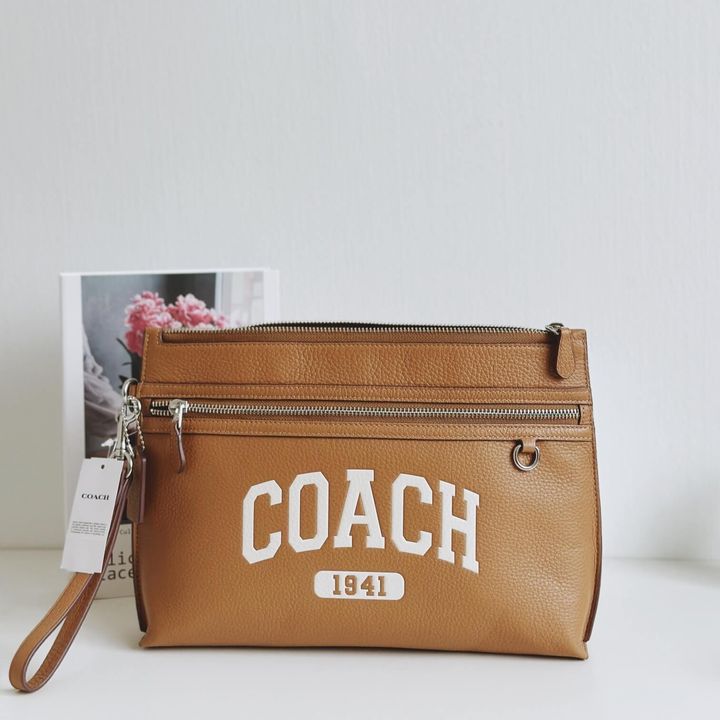 JuzBeauty_JuzBeautyMalaysia_JuzPretty_Authentic_Kbeauty_Malaysia_Skin_Care_Cosmetics_Jbeauty_Health_Care_korean_streetwear_US_Luxury_COACH CR355 Carry All Pouch With Varsity In Light Saddle 男款手拿包1