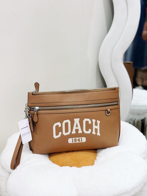 JuzBeauty_JuzBeautyMalaysia_JuzPretty_Authentic_Kbeauty_Malaysia_Skin_Care_Cosmetics_Jbeauty_Health_Care_korean_streetwear_US_Luxury_COACH CR355 Carry All Pouch With Varsity In Light Saddle 男款手拿包2