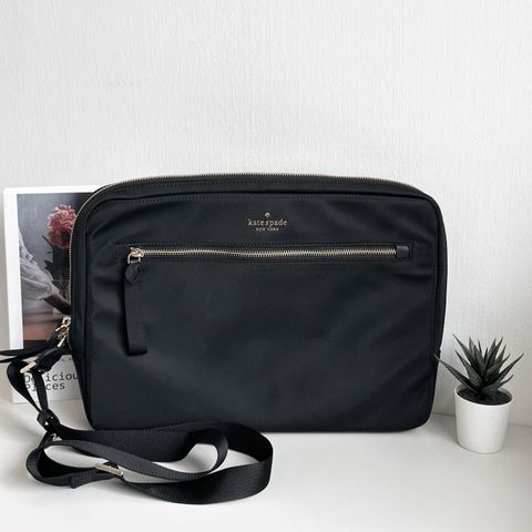 JuzBeauty_JuzBeautyMalaysia_JuzPretty_Authentic_Kbeauty_Malaysia_Skin_Care_Cosmetics_Jbeauty_Health_Care_korean_streetwear_US_Luxury_KATE SPADE WKR00577 Chelsea Laptop Sleeve With Strap in Black 笔记本电脑包1
