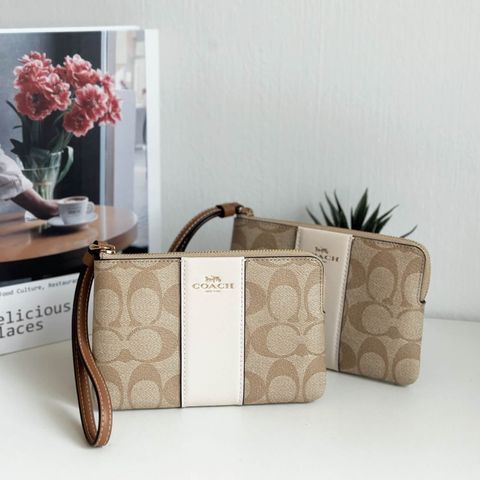 JuzBeauty_JuzBeautyMalaysia_JuzPretty_Authentic_Kbeauty_Malaysia_Skin_Care_Cosmetics_Jbeauty_Health_Care_korean_streetwear_US_Luxury_COACH CR945 Corner Zip Wristlet In Signature Canvas With Stripe Im Light Khaki 手拿包1