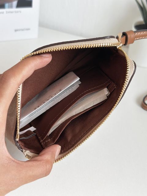 JuzBeauty_JuzBeautyMalaysia_JuzPretty_Authentic_Kbeauty_Malaysia_Skin_Care_Cosmetics_Jbeauty_Health_Care_korean_streetwear_US_Luxury_COACH CR945 Corner Zip Wristlet In Signature Canvas With Stripe Im Light Khaki 手拿包2