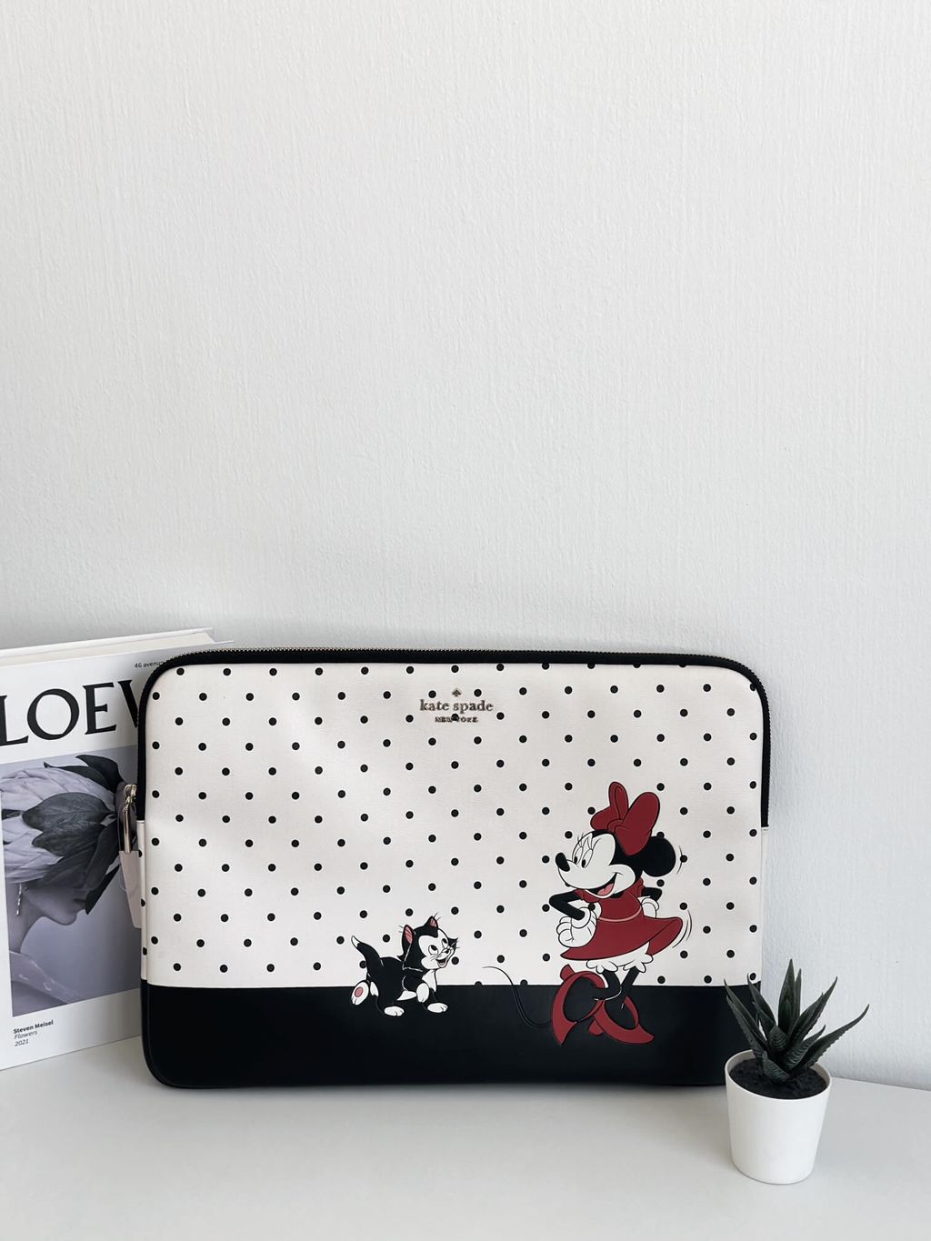 JuzBeauty_JuzBeautyMalaysia_JuzPretty_Authentic_Kbeauty_Malaysia_Skin_Care_Cosmetics_Jbeauty_Health_Care_korean_streetwear_US_Luxury_KATE SPADE K4835 Disney x Minnie Mouse Figaro Cat Universal Laptop Sleeve 笔记本电脑包1