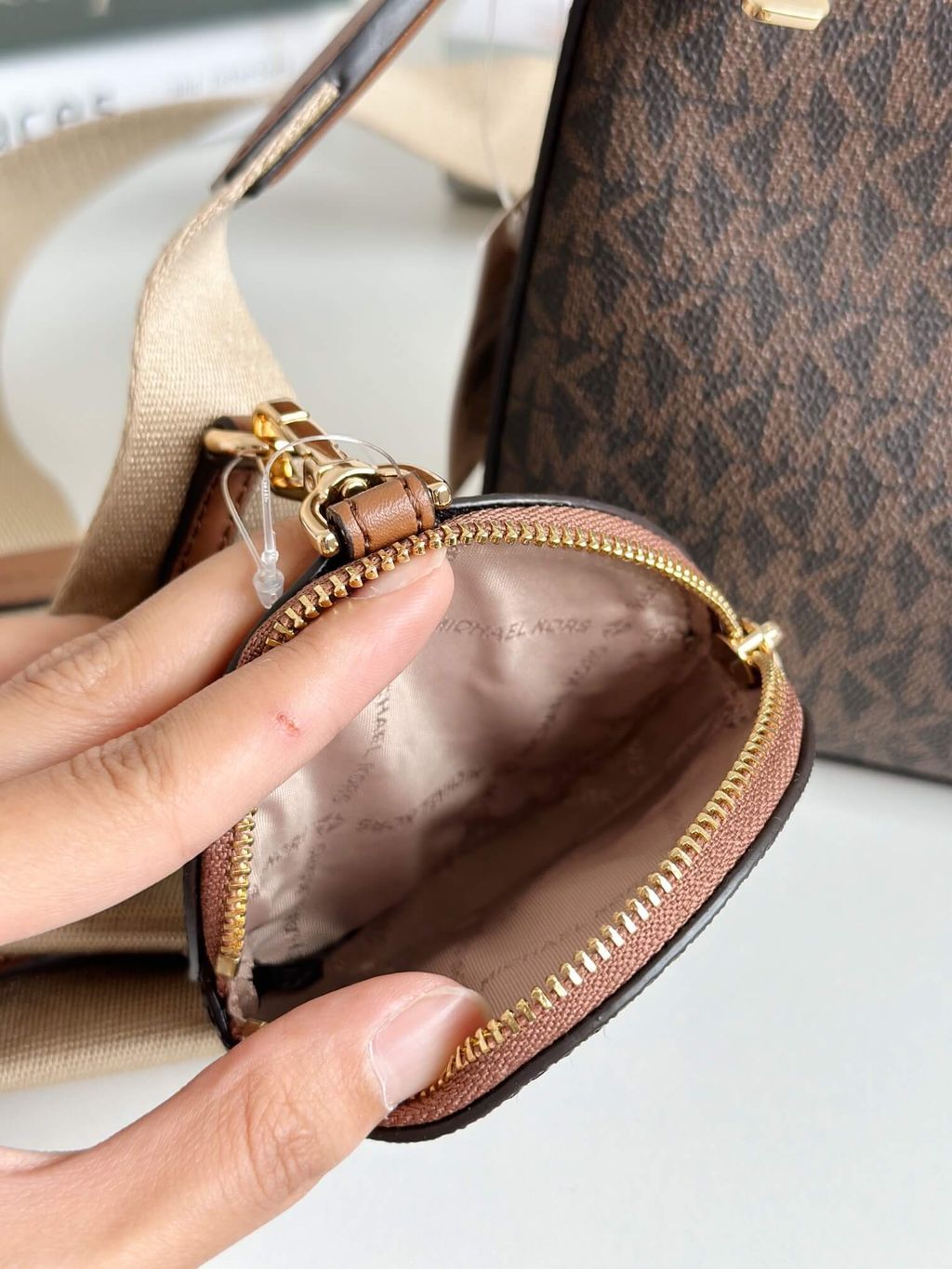 JuzBeauty_JuzBeautyMalaysia_JuzPretty_Authentic_Kbeauty_Malaysia_Skin_Care_Cosmetics_Jbeauty_Health_Care_korean_streetwear_US_Luxury_MICHAEL KORS 35S3GTVC5T Jet Set Saffiano Leather Crossbody Bag With Case For Apple Airpods Pro In Black 麻将包6