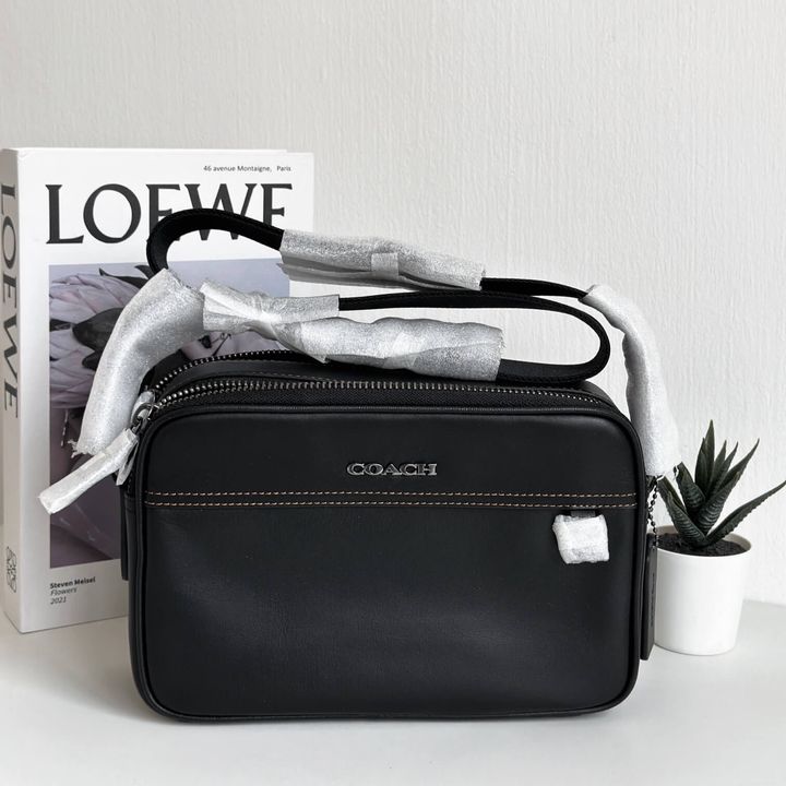 JuzBeauty_JuzBeautyMalaysia_JuzPretty_Authentic_Kbeauty_Malaysia_Skin_Care_Cosmetics_Jbeauty_Health_Care_korean_streetwear_US_Luxury_COACH C4148 Graham Crossbody In Black 男款相机包2