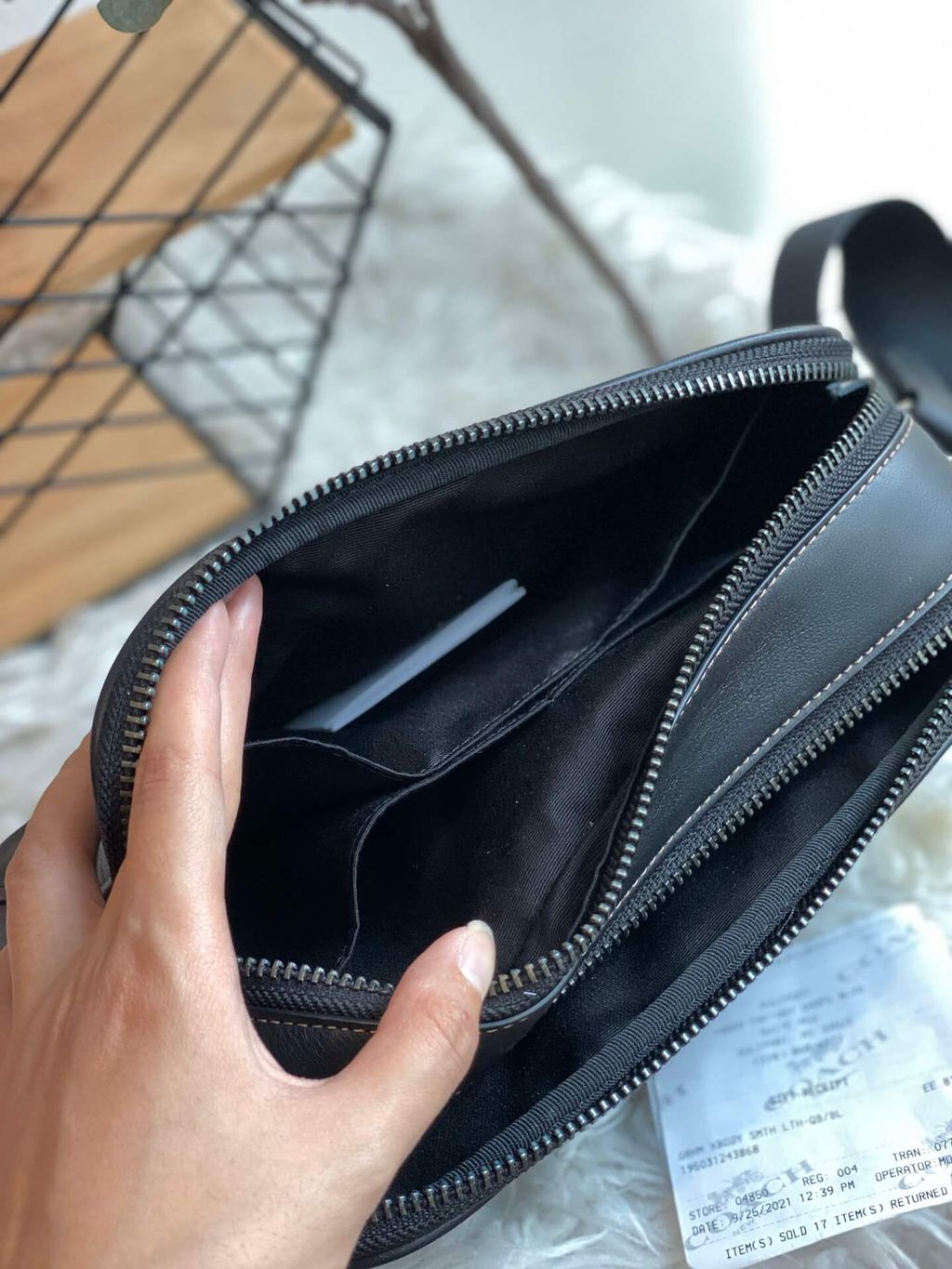 JuzBeauty_JuzBeautyMalaysia_JuzPretty_Authentic_Kbeauty_Malaysia_Skin_Care_Cosmetics_Jbeauty_Health_Care_korean_streetwear_US_Luxury_COACH C4148 Graham Crossbody In Black 男款相机包5