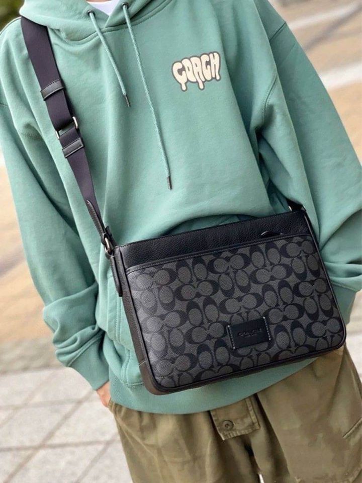 JuzBeauty_JuzBeautyMalaysia_JuzPretty_Authentic_Kbeauty_Malaysia_Skin_Care_Cosmetics_Jbeauty_Health_Care_korean_streetwear_US_Luxury_COACH CH078 District Crossbody In Signature Canvas In QB Charcoal Black 男款斜挎包6