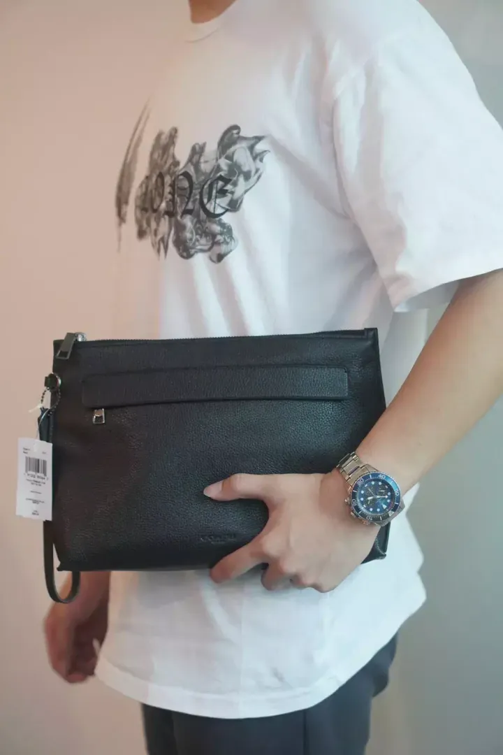 JuzBeauty_JuzBeautyMalaysia_JuzPretty_Authentic_Kbeauty_Malaysia_Skin_Care_Cosmetics_Jbeauty_Health_Care_korean_streetwear_US_Luxury_COACH F28614 Carryall Pouch In Black 男款手拿包1