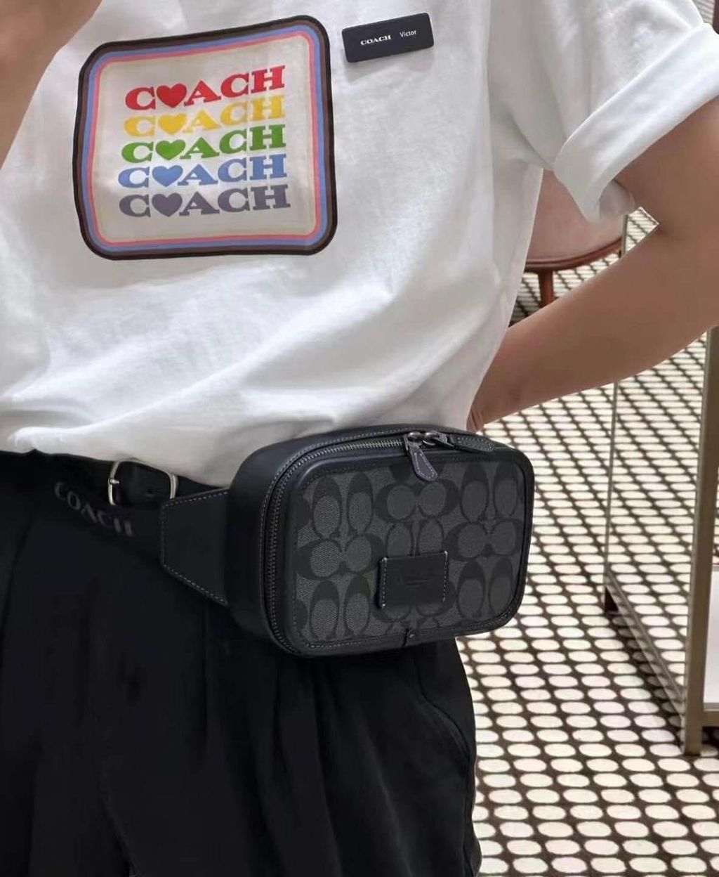 JuzBeauty_JuzBeautyMalaysia_JuzPretty_Authentic_Kbeauty_Malaysia_Skin_Care_Cosmetics_Jbeauty_Health_Care_korean_streetwear_US_Luxury_COACH CM106 Wyatt Belt Bag In Signature Canvas in Charcoal Black 男款胸包4