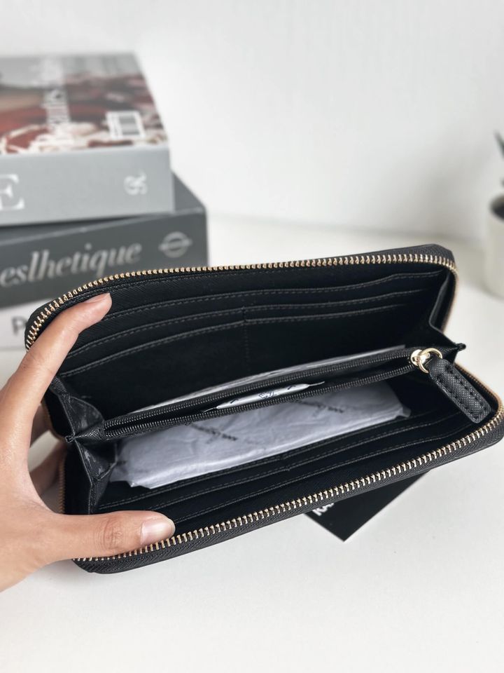 JuzBeauty_JuzBeautyMalaysia_JuzPretty_Authentic_Kbeauty_Malaysia_Skin_Care_Cosmetics_Jbeauty_Health_Care_korean_streetwear_US_Luxury_KARL LAGERFELD LH9QU5AV Maybelle Continental Zip Around Wallet In Black 长钱包3