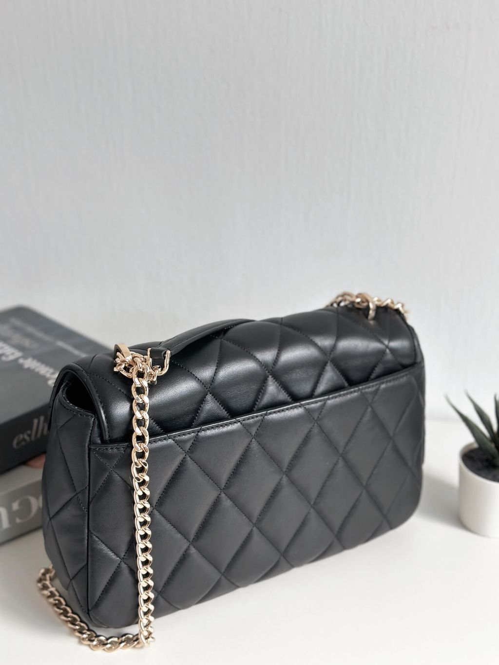 JuzBeauty_JuzBeautyMalaysia_JuzPretty_Authentic_Kbeauty_Malaysia_Skin_Care_Cosmetics_Jbeauty_Health_Care_korean_streetwear_US_Luxury_KATE SPADE KA766 Carey Medium Flap Shoulder Bag In Black 单肩包4