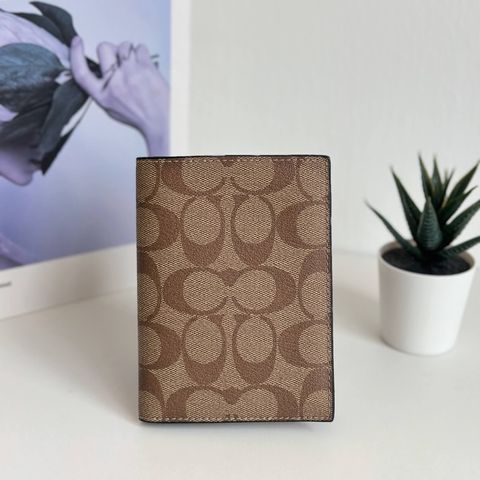 JuzBeauty_JuzBeautyMalaysia_JuzPretty_Authentic_Kbeauty_Malaysia_Skin_Care_Cosmetics_Jbeauty_Health_Care_korean_streetwear_US_Luxury_COACH F93518 Passport Case In Signature Canvas In QB:Tan 护照夹1