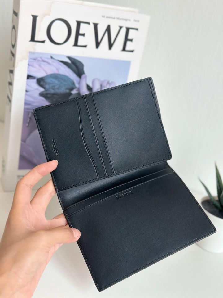 JuzBeauty_JuzBeautyMalaysia_JuzPretty_Authentic_Kbeauty_Malaysia_Skin_Care_Cosmetics_Jbeauty_Health_Care_korean_streetwear_US_Luxury_COACH F93518 Passport Case In Signature Canvas In QB:Tan 护照夹2