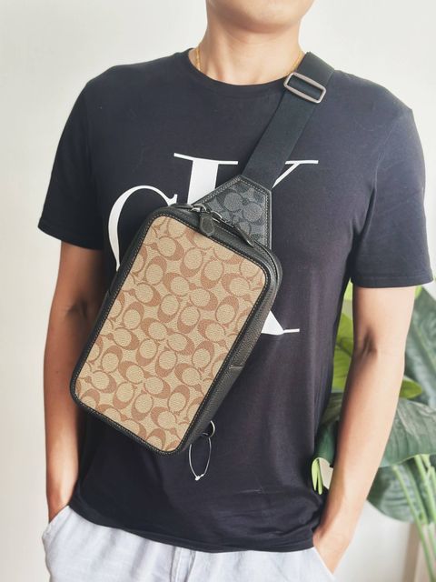 JuzBeauty_JuzBeautyMalaysia_JuzPretty_Authentic_Kbeauty_Malaysia_Skin_Care_Cosmetics_Jbeauty_Health_Care_korean_streetwear_US_Luxury_COACH C9865 Sullivan Pack In Blocked Signature Canvas In Khaki 男款胸包1