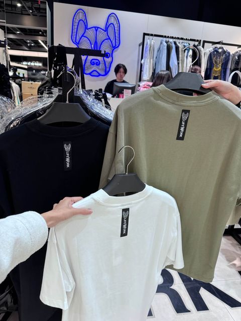 JuzBeauty-JuzBeautyMalaysia-JuzPretty-Authentic-Kbeauty-Malaysia-Skin-Care-Cosmetics-Jbeauty-Health-Care-korean-streetwear-LIFEWORK Snapback Hipdog Applique Short Sleeve T-Shirt Tee 上衣 LW242TS1068