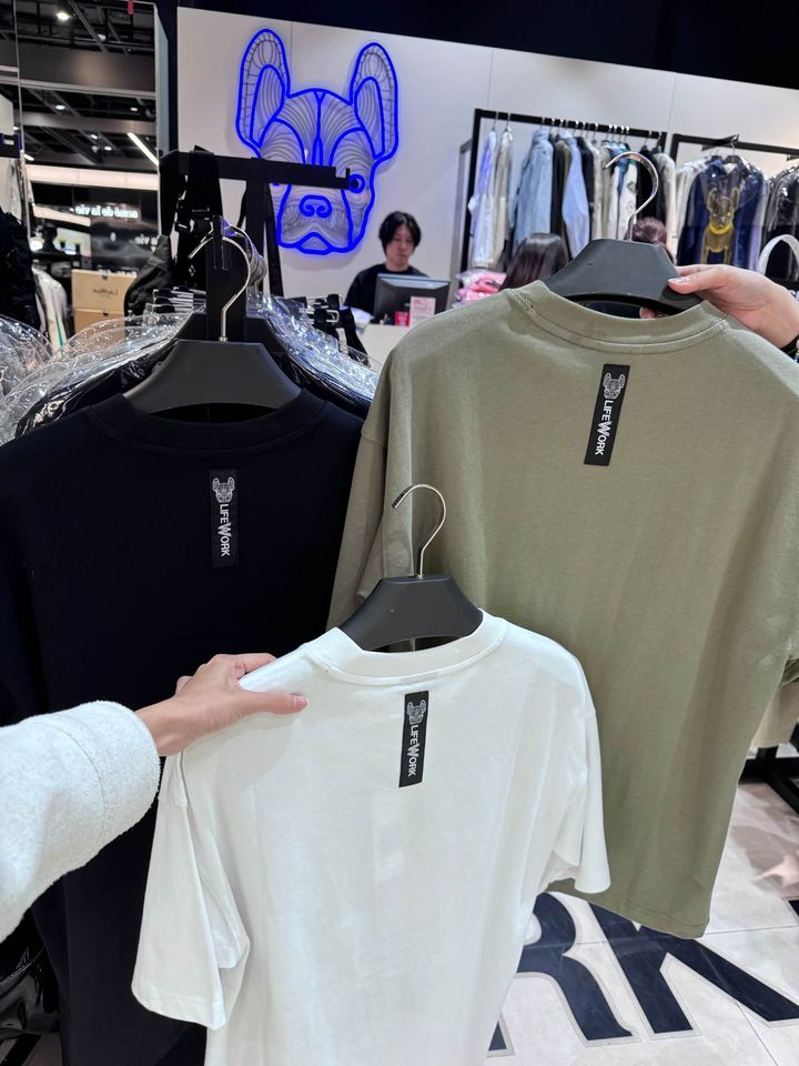 JuzBeauty-JuzBeautyMalaysia-JuzPretty-Authentic-Kbeauty-Malaysia-Skin-Care-Cosmetics-Jbeauty-Health-Care-korean-streetwear-LIFEWORK Snapback Hipdog Applique Short Sleeve T-Shirt Tee 上衣 LW242TS1068
