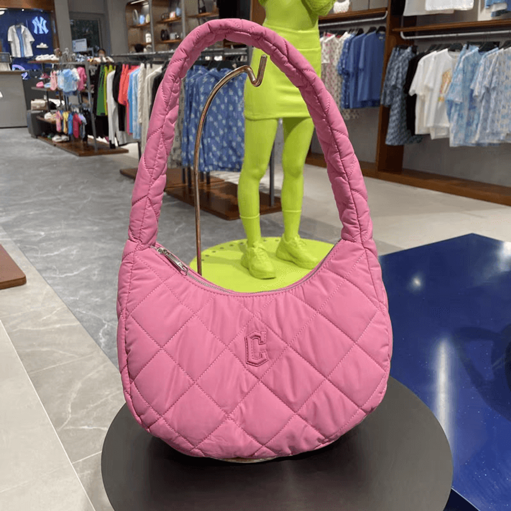 ★MLB Korea★ Padded Quilted Medium Hobo Bag BOS PtnCream 3A 粉嫩甜美糖果色系】MLB Padded Quilted Medium Hobo Bag 云朵腋
