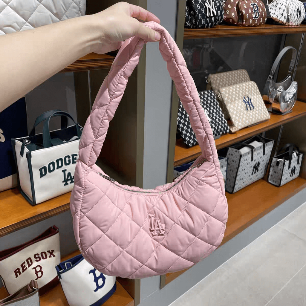 ★MLB Korea★ Padded Quilted Medium Hobo Bag BOS PtnCream 3A 粉嫩甜美糖果色系】MLB Padded Quilted Medium Hobo Bag 云朵腋